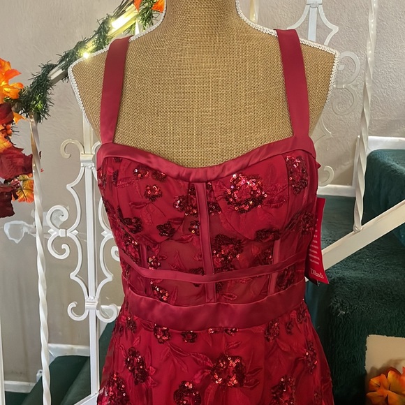 Blondie Nites - Red Gown - Picture 3 of 10